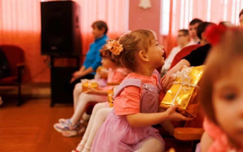 Сотрудники компании А1 исполнили желания воспитанников Сенненского детского дома