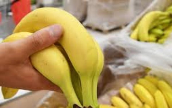 Мужчина смог съесть банан без помощи рук за 17 секунд