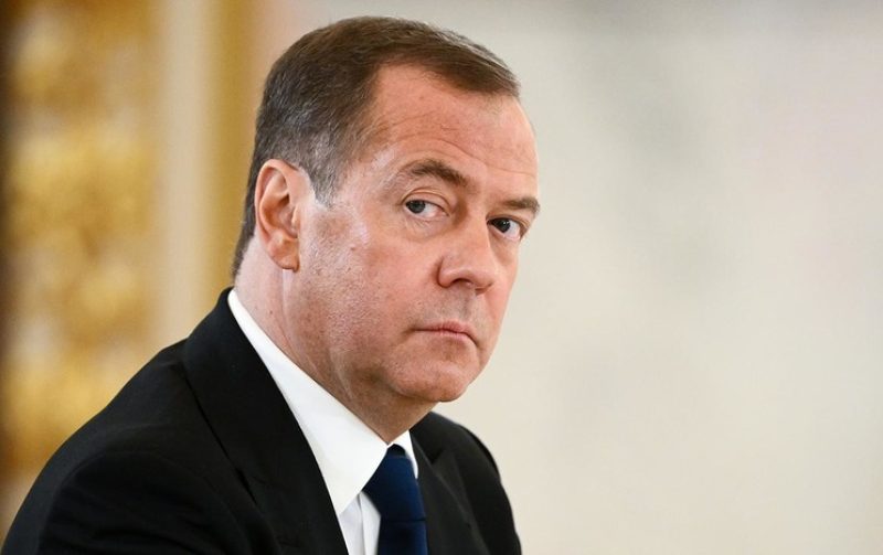 Экс-президент РФ Медведев предложил арестовать активы США
