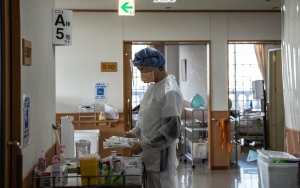Свыше 100 японцев попали в больницу после употребления БАД