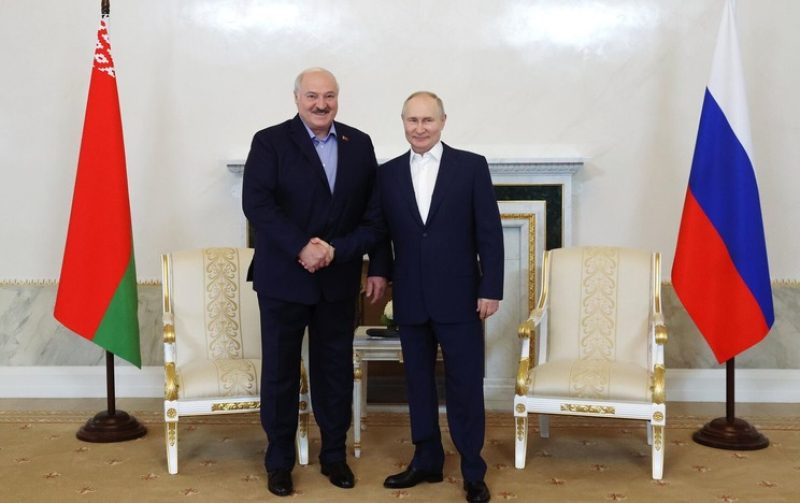 Президенты Беларуси и России сегодня провели телефонные переговоры