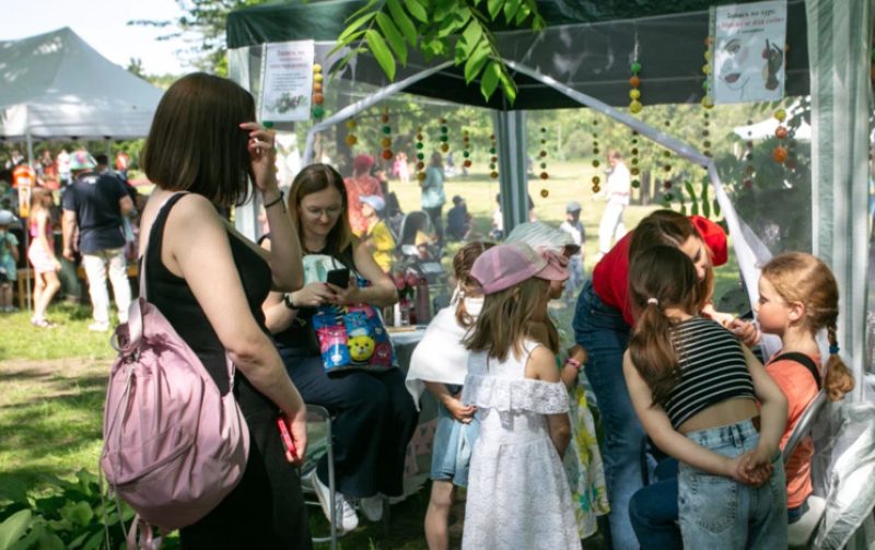 «Савушкин продукт» поддержал масштабный праздник в честь Дня защиты детей. Он прошел в ботаническом саду и собрал более 12 тысяч участников