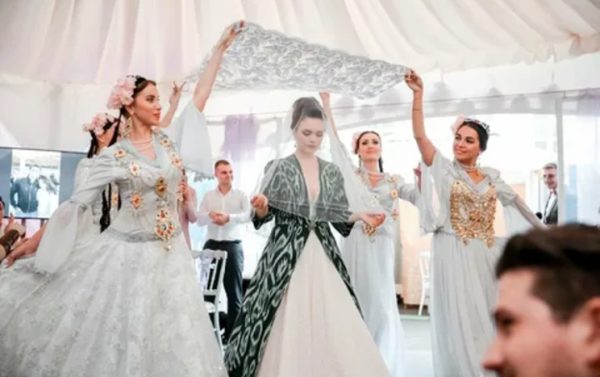 Граждан Узбекистана призвали не разбрасывать деньги на свадьбах