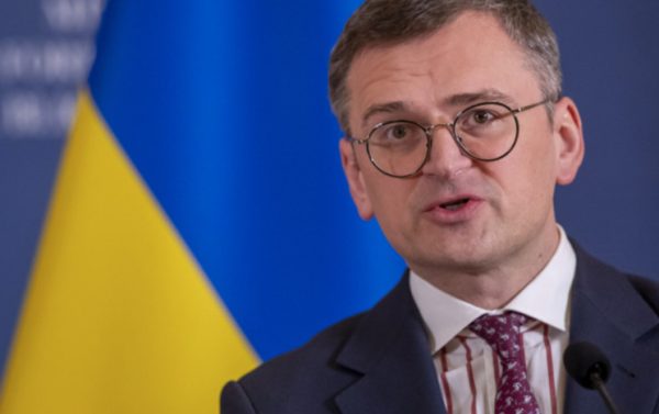 Украина запретила оказание консульских услуг за границей мужчинам призывного возраста