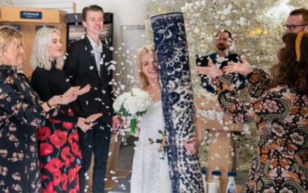 Жительница Австралии вышла замуж за ковер